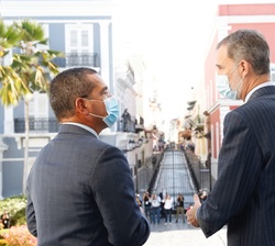 Su Majestad el Rey conversa con el Gobernador de Puerto Rico a su salida del Palacio de Santa Catalina
